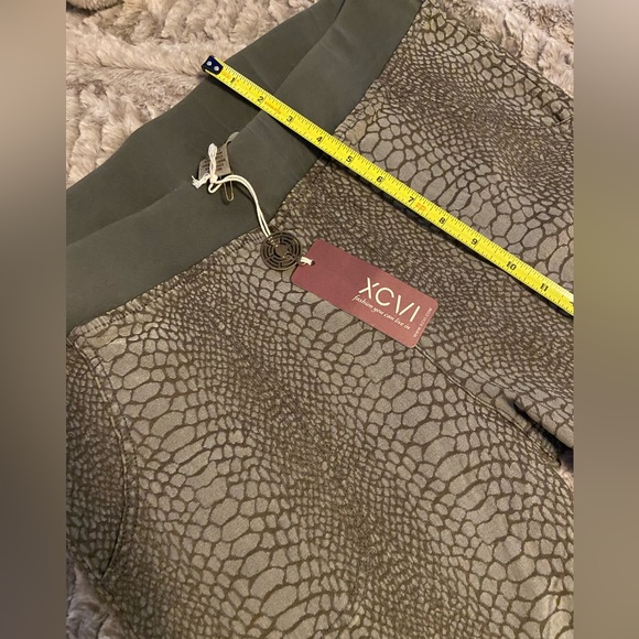 **NEW** XCVI Python Print Cargo Style Leggings - Picture 8 of 15